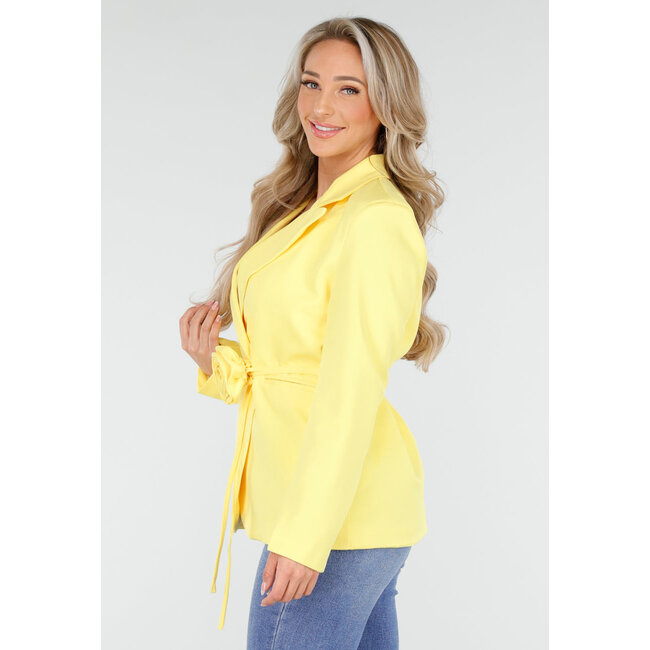 Gelber Blazer mit Gürtel und Blumenverzierung an der Taille