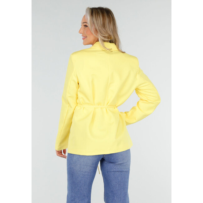 Gelber Blazer mit Gürtel und Blumenverzierung an der Taille