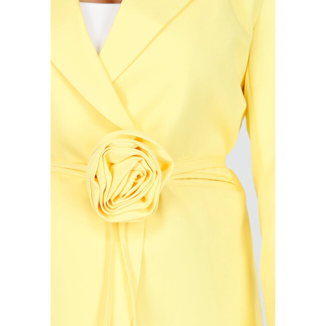 Gelber Blazer mit Gürtel und Blumenverzierung an der Taille
