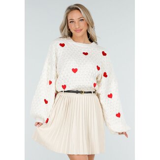 Beiger Pullover mit roten Herzen