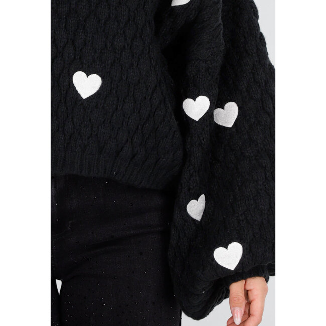 Schwarzer Strickpullover mit Herzen und weiten Ärmeln