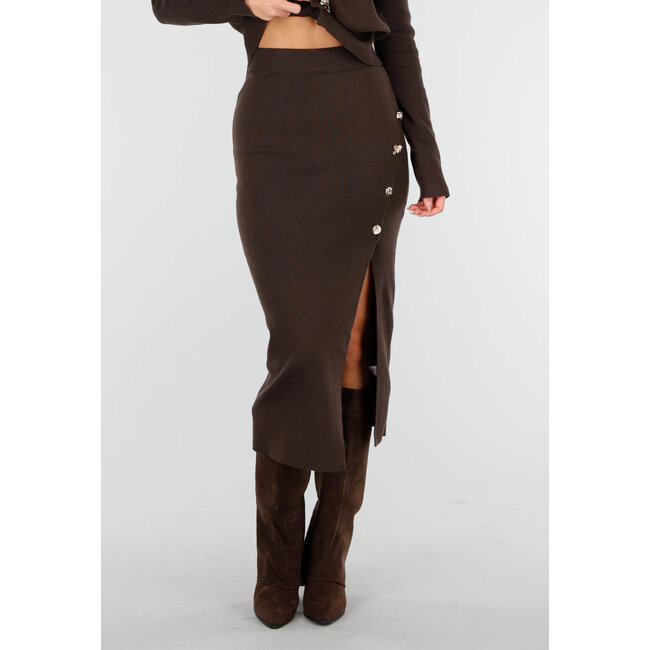 Braunes 2-teiliges Set mit Knöpfen und Midirock mit Schlitz