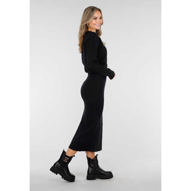 Schwarzes Strick-Set mit Midirock mit Schlitz