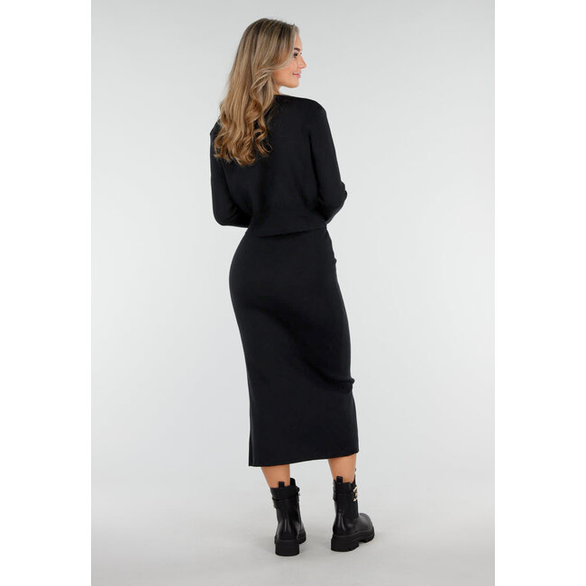 Schwarzes Strick-Set mit Midirock mit Schlitz