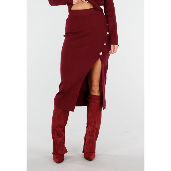 Bordeauxrotes Set mit Midirock und Strickjacke