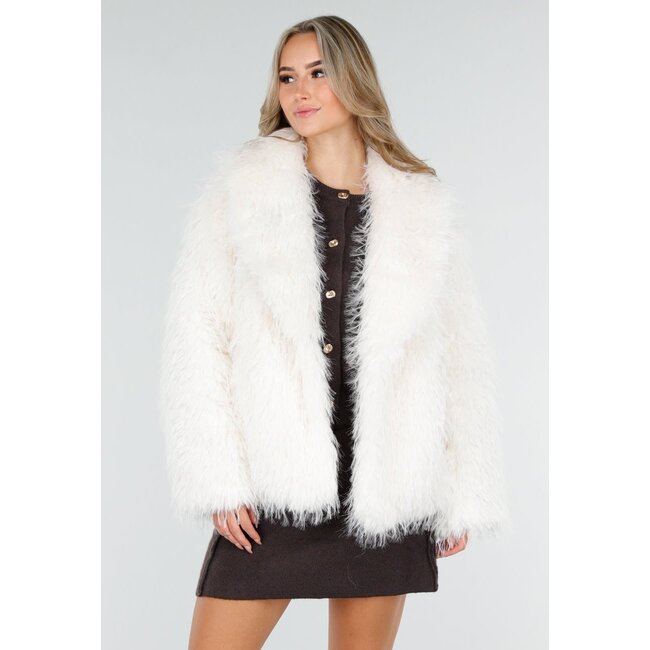 Weiße flauschige Jacke mit langen Ärmeln und breitem Kragen