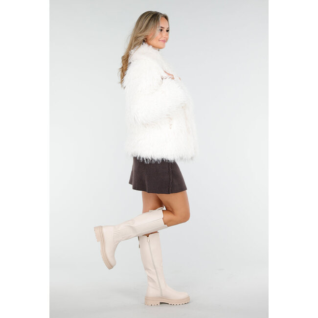 Weiße flauschige Jacke mit langen Ärmeln und breitem Kragen