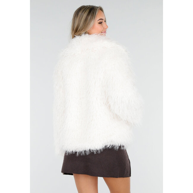 Weiße flauschige Jacke mit langen Ärmeln und breitem Kragen