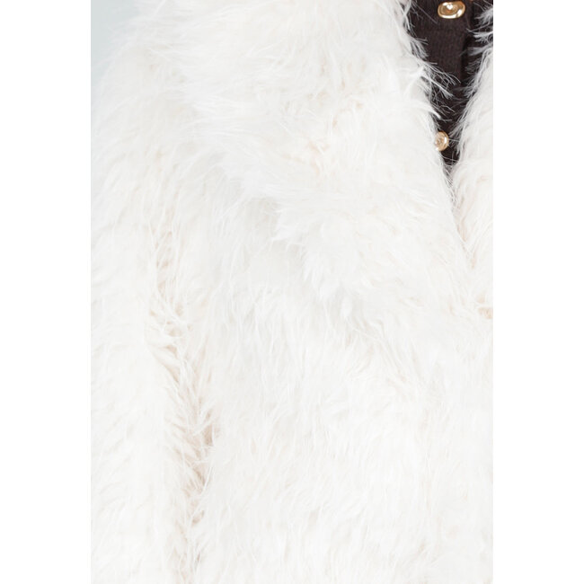 Weiße flauschige Jacke mit langen Ärmeln und breitem Kragen
