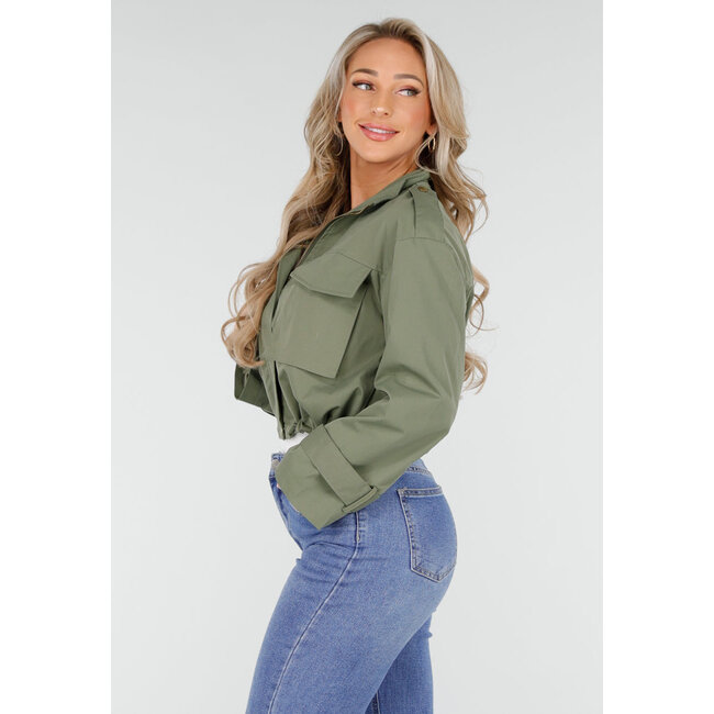 Grüne, verkürzte Utility-Jacke mit großen Taschen