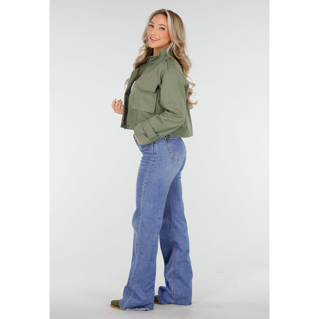 Grüne, verkürzte Utility-Jacke mit großen Taschen