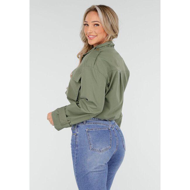 Grüne, verkürzte Utility-Jacke mit großen Taschen