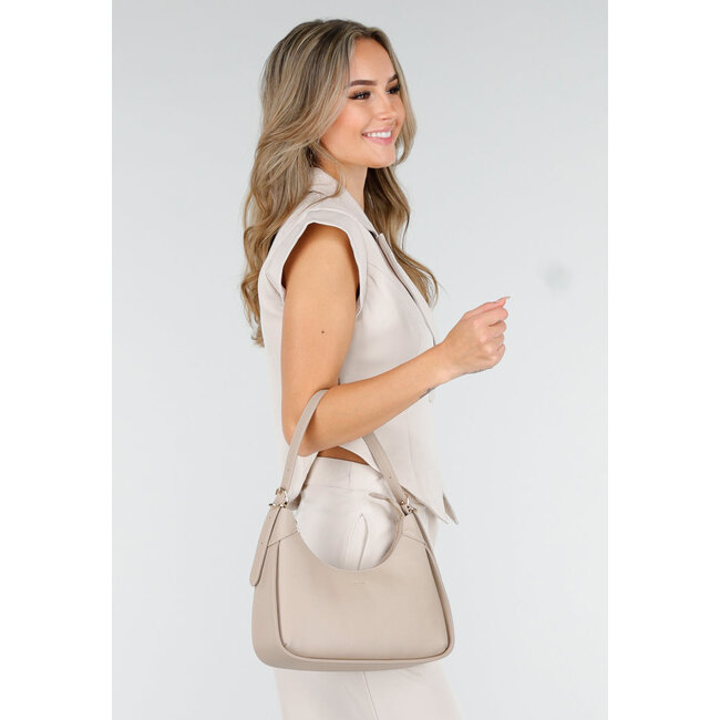 Beige Schultertasche aus strukturiertem Leder mit verstellbarem Riemen und goldfarbenem Reißverschluss