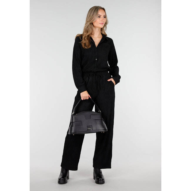 Schwarze Handtasche aus Kunstleder mit geometrischem Muster und abnehmbarem Schulterriemen