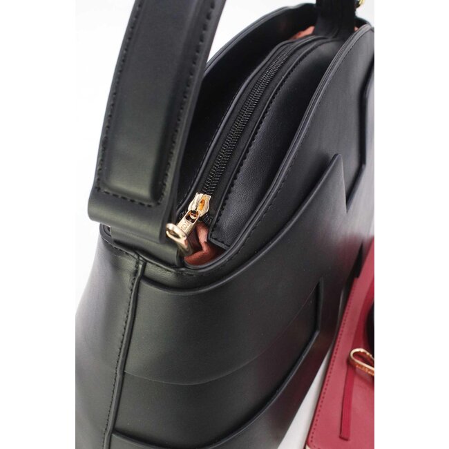 Schwarze Handtasche aus Kunstleder mit geometrischem Muster und abnehmbarem Schulterriemen