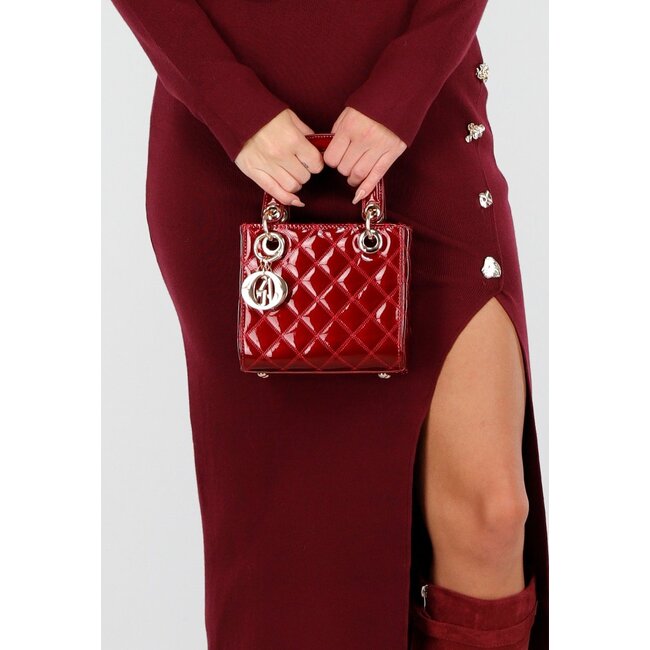 Rote Handtasche mit glänzendem Rautenmuster und goldenem Anhänger