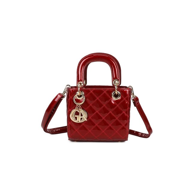 Rote Handtasche mit glänzendem Rautenmuster und goldenem Anhänger