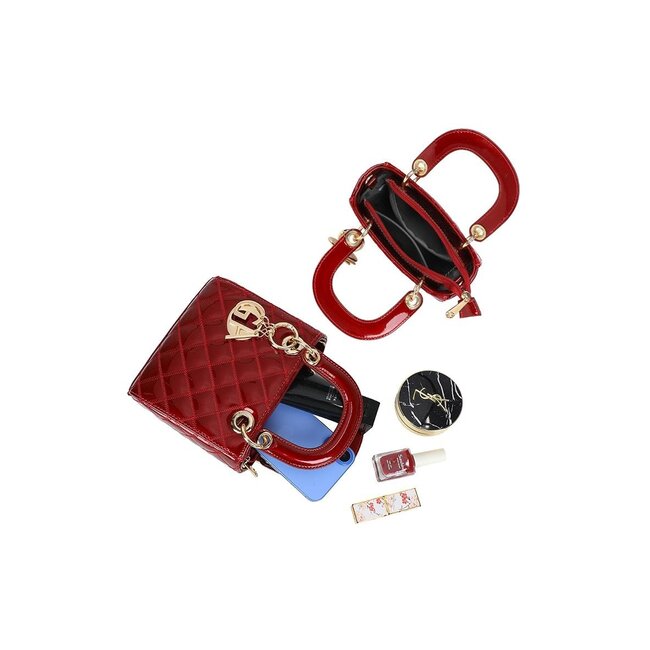 Rote Handtasche mit glänzendem Rautenmuster und goldenem Anhänger