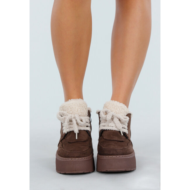 Dunkelbraune Wildledersneaker mit Plateausohle und warmem Futter