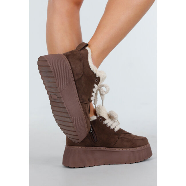 Dunkelbraune Wildledersneaker mit Plateausohle und warmem Futter