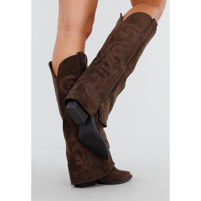 Dunkelbraune Wildleder-Cowboystiefel mit Absatz und Stickdetails