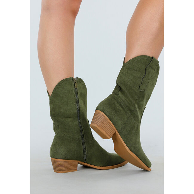 Grüne Cowboystiefel mit niedrigem Absatz und Wildlederoptik