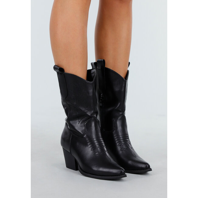 Schwarze Westernstiefel mit Absatz und Ziernähten im Cowboy-Stil