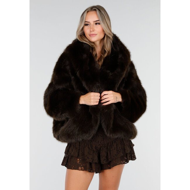 Dunkelbrauner Kunstfellmantel mit Kapuze und Oversize-Passform