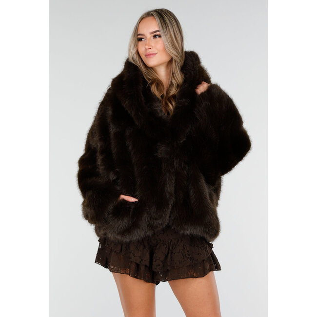 Dunkelbrauner Kunstfellmantel mit Kapuze und Oversize-Passform