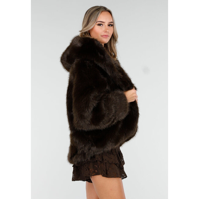 Dunkelbrauner Kunstfellmantel mit Kapuze und Oversize-Passform