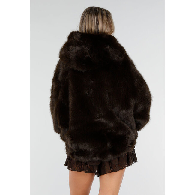 Dunkelbrauner Kunstfellmantel mit Kapuze und Oversize-Passform