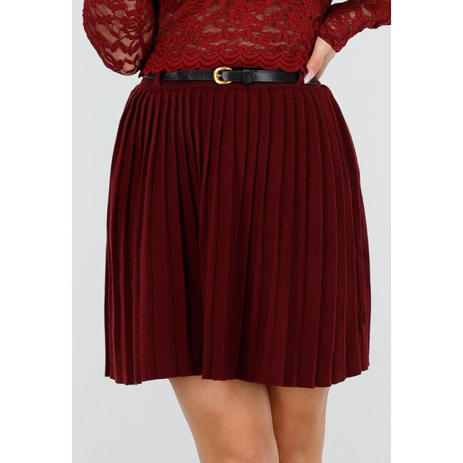 Bordeauxroter Plisseerock mit Gürtel