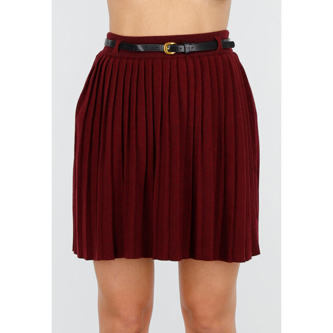 Bordeauxroter Plisseerock mit Gürtel