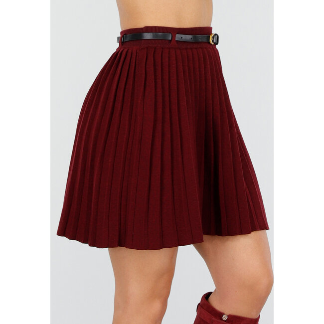 Bordeauxroter Plisseerock mit Gürtel