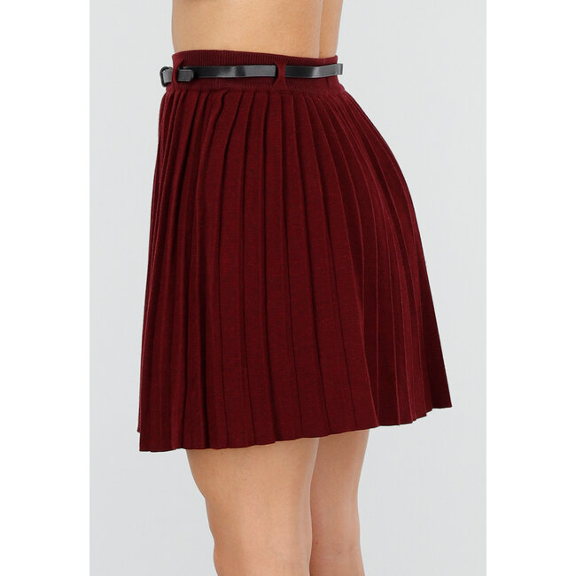 Bordeauxroter Plisseerock mit Gürtel