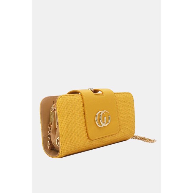 Gelbe geflochtene Clutch mit goldener Schulterkette