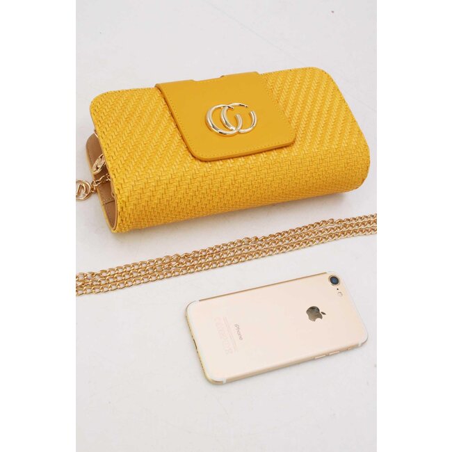 Gelbe geflochtene Clutch mit goldener Schulterkette