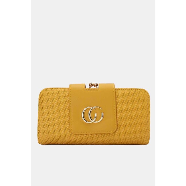 Gelbe geflochtene Clutch mit goldener Schulterkette