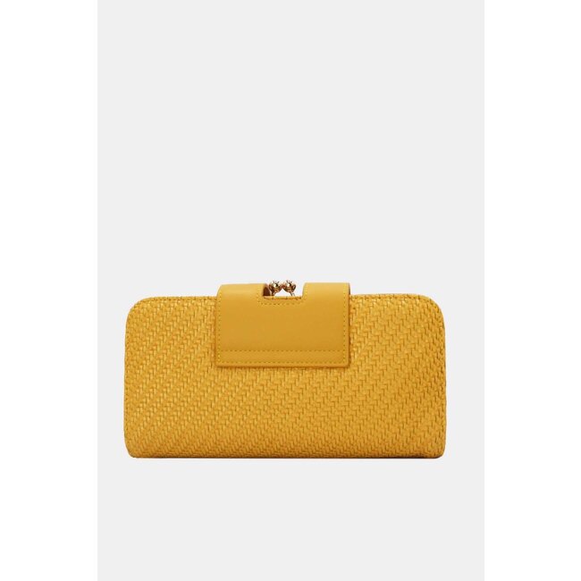 Gelbe geflochtene Clutch mit goldener Schulterkette