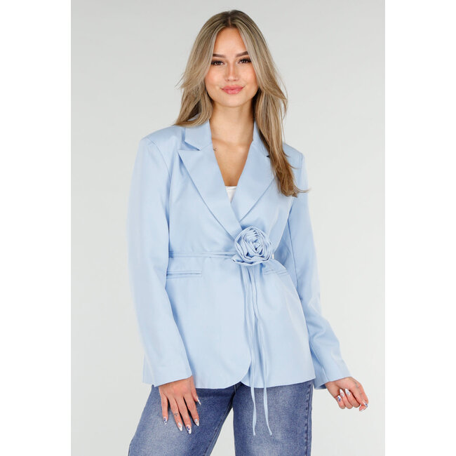 Hellblauer Blazer mit Taillengürtel und Stoffblumenverzierung