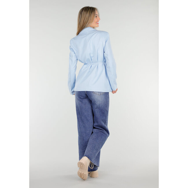 Hellblauer Blazer mit Taillengürtel und Stoffblumenverzierung