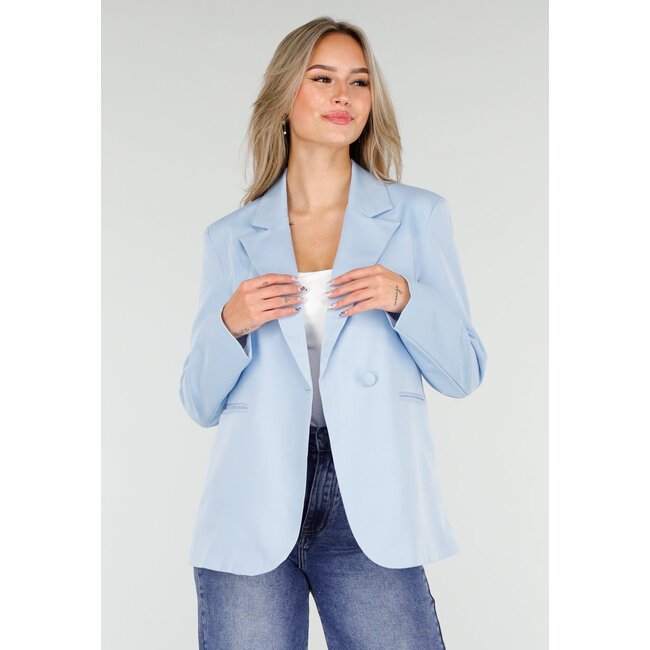 Hellblauer Blazer mit Taillengürtel und Stoffblumenverzierung