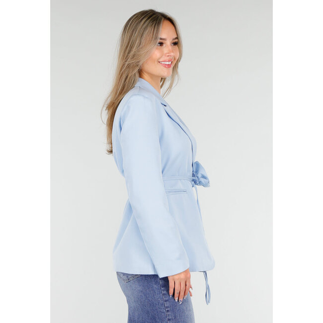 Hellblauer Blazer mit Taillengürtel und Stoffblumenverzierung
