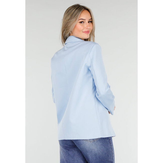 Hellblauer Blazer mit Taillengürtel und Stoffblumenverzierung