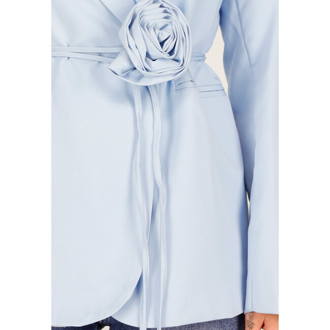 Hellblauer Blazer mit Taillengürtel und Stoffblumenverzierung