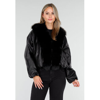 Schwarze Lederoptik-Jacke mit Pelzkragen