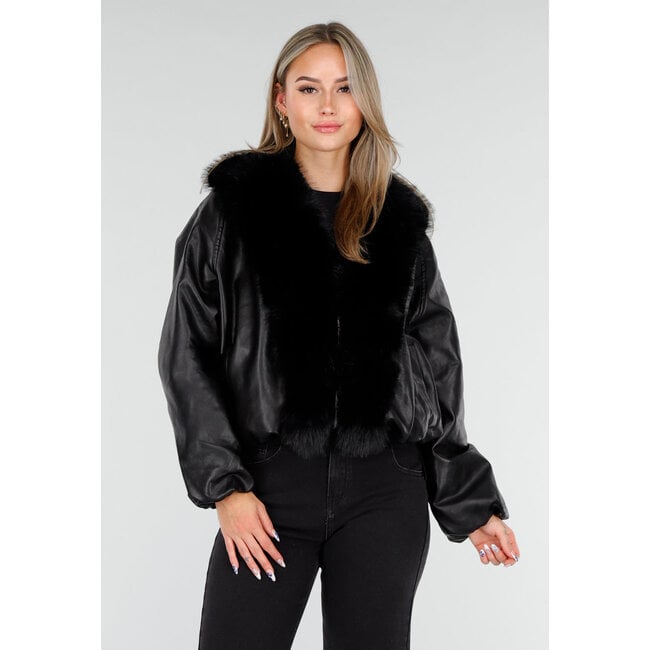 Schwarze Lederoptik-Jacke mit Kunstpelzkragen