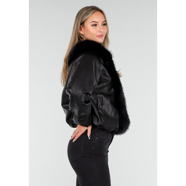 Schwarze Lederoptik-Jacke mit Kunstpelzkragen