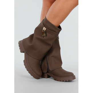 Braune kurze Stiefel mit Vorhängeschloss