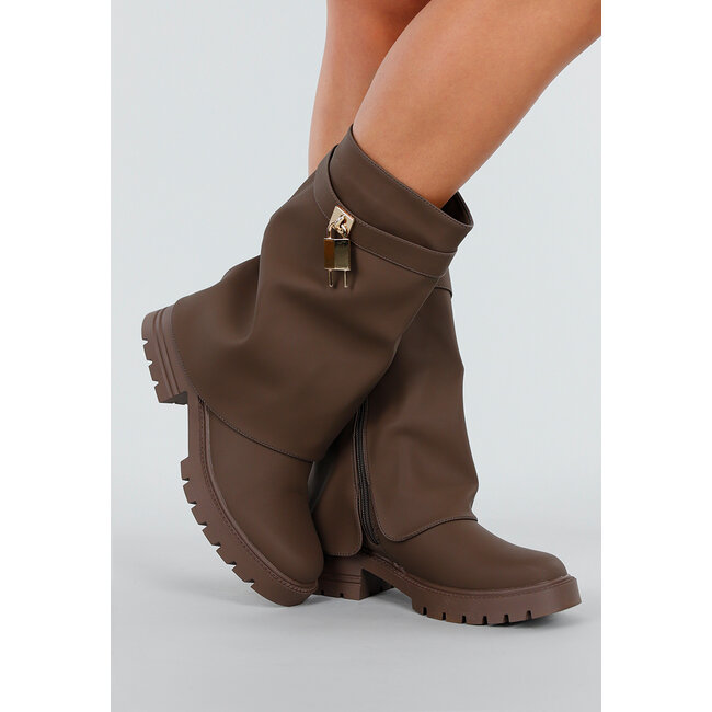 Braune kurze Stiefel mit Vorhängeschloss
